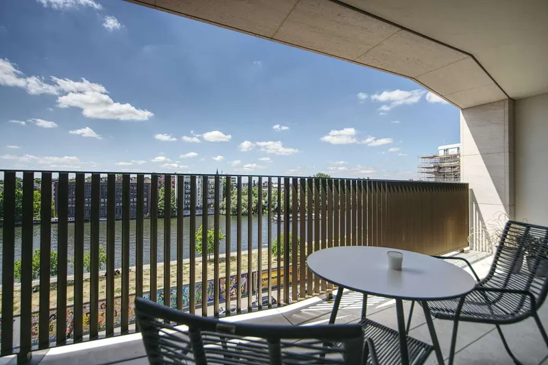 PURE LIVING an der Spree - Möbliertes Luxusapartment im Herzen von Berlin! — photo 1